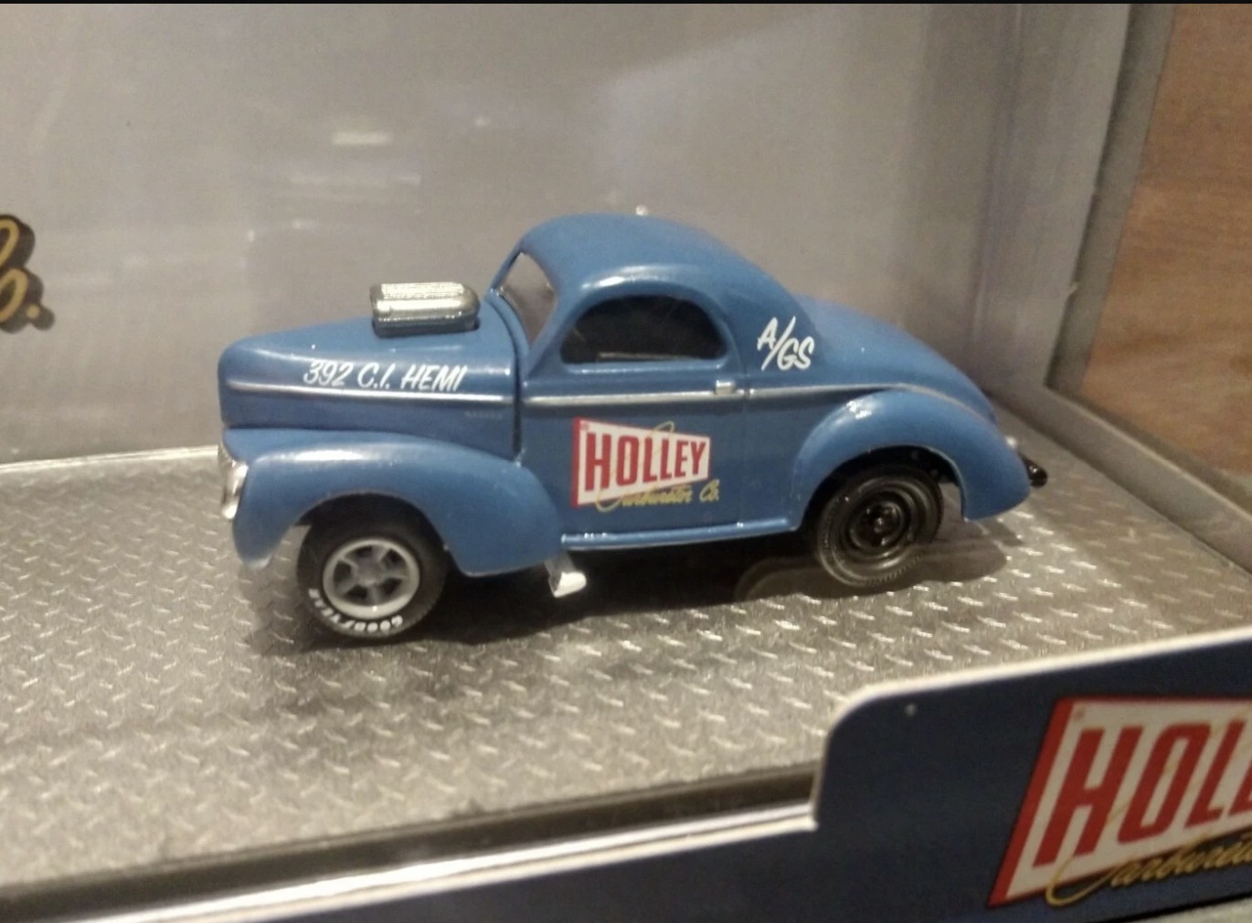 Dodge L600 1970 Flatbed Truck Military Blue con 1941 Willys Coupe Gasser Military Blue "Holley Carburetor Co" - Imagen 2