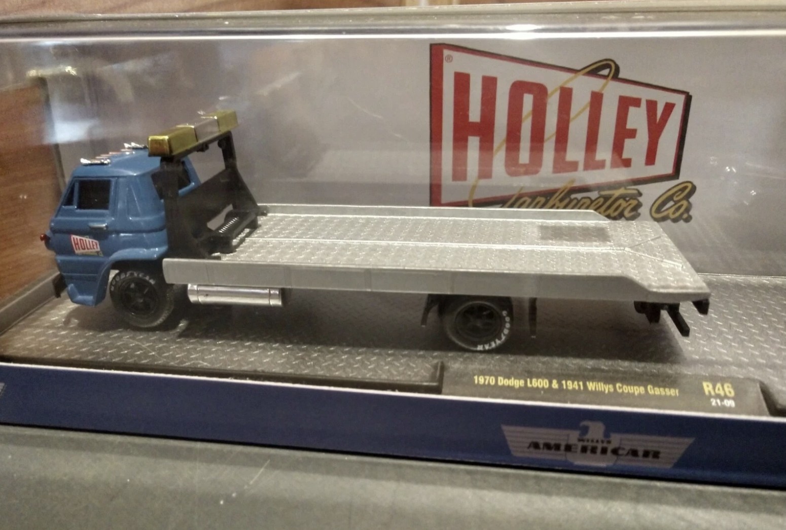 Dodge L600 1970 Flatbed Truck Military Blue con 1941 Willys Coupe Gasser Military Blue "Holley Carburetor Co" - Imagen 3