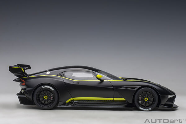 ASTON MARTIN VULCAN (MATT BLACK W/LIME GREEN STRIPES) - Imagen 7