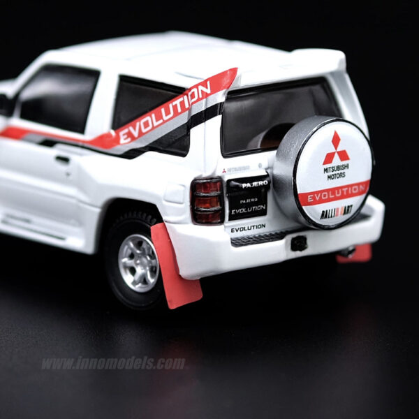MITSUBISHI PAJERO MONTERO EVOLUTION White 8 - Imagen 3