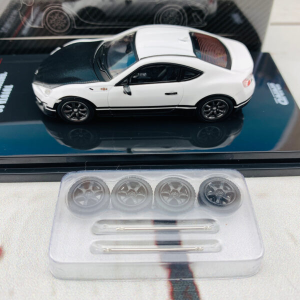TOYOTA 86 White "Customize Retro Livery" W/ Extra Wheels 4 - Imagen 6