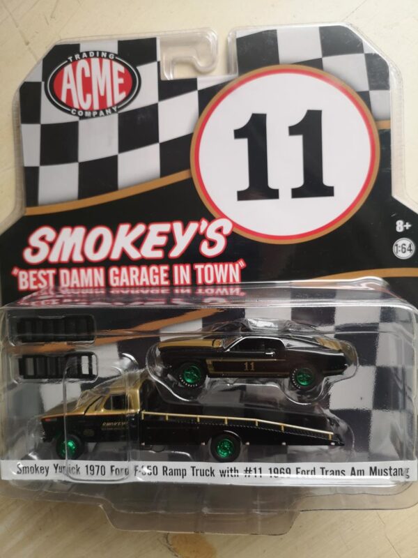 CHASE Smokey Yunick - 1970 Ford F-350 camion rampa con #11 1969 Ford Trans Am Mustang - Acme Exclusive - Imagen 2