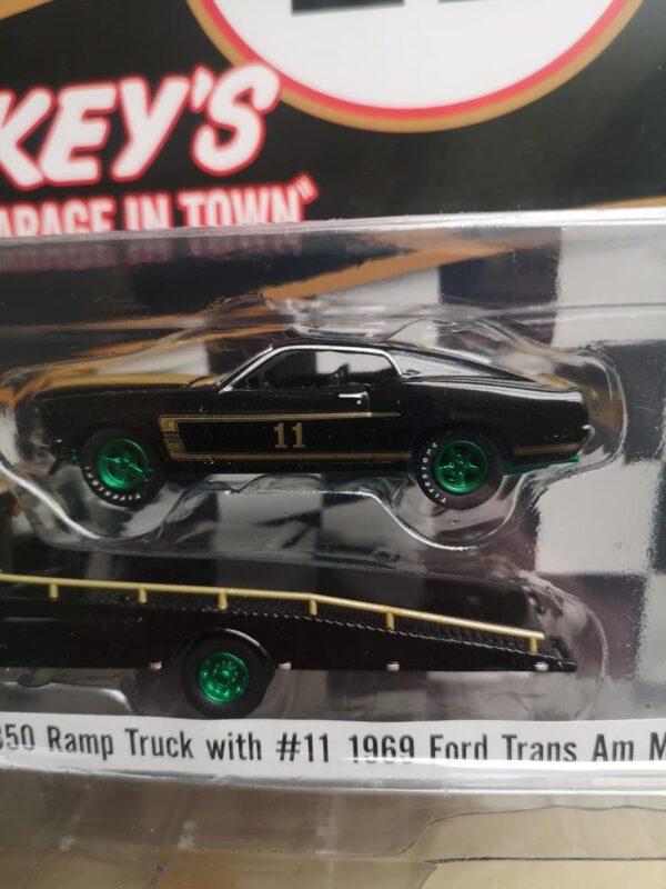 CHASE Smokey Yunick - 1970 Ford F-350 camion rampa con #11 1969 Ford Trans Am Mustang - Acme Exclusive - Imagen 3