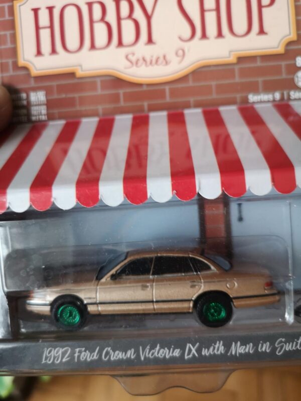 GREENMACHINE Ford Crown Victoria 1992 Hobby Shop figura 1:64 - Imagen 2