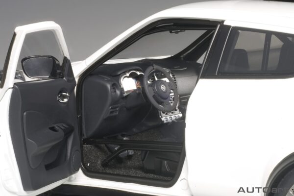Nissan Juke-R 2.0 R Blanco 1:18 - Imagen 8