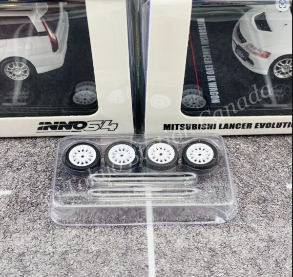 MITSUBISHI LANCER EVOLUTION IX WAGON Con maleta techo y ruedas 1:64 - Imagen 4