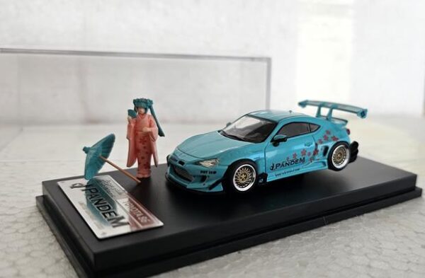TOYOTA 86 V3 c/ figura Edicion especial artesanal 1:64