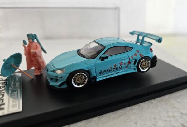 TOYOTA 86 V3 c/ figura Edicion especial artesanal 1:64 - Imagen 6