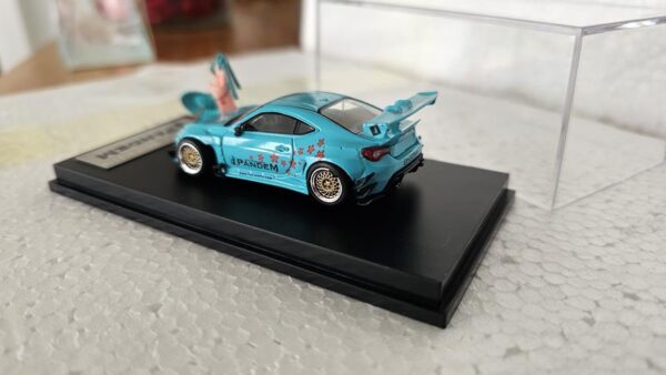 TOYOTA 86 V3 c/ figura Edicion especial artesanal 1:64 - Imagen 4