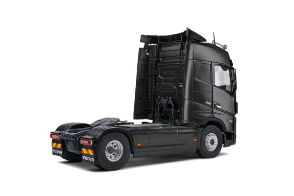 Camion Volvo FH16 Globetrotter XL Black Metallic 1:24 - Imagen 6
