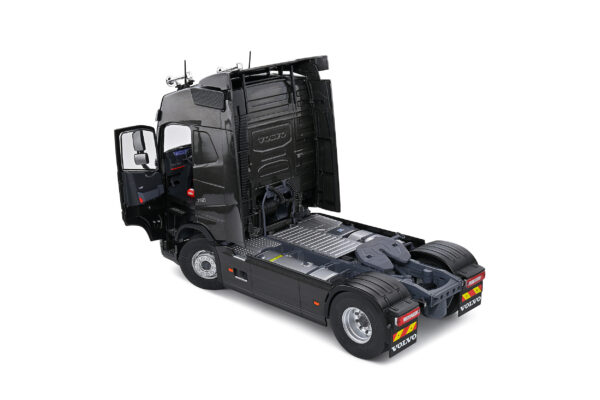 Camion Volvo FH16 Globetrotter XL Black Metallic 1:24 - Imagen 3